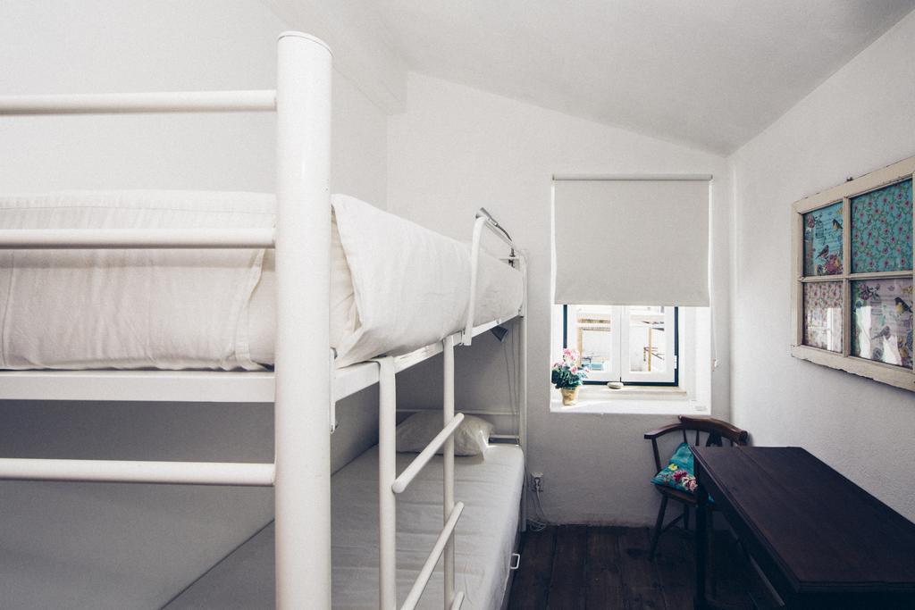 Female Bunk Bed Room,215980889:JPEG
