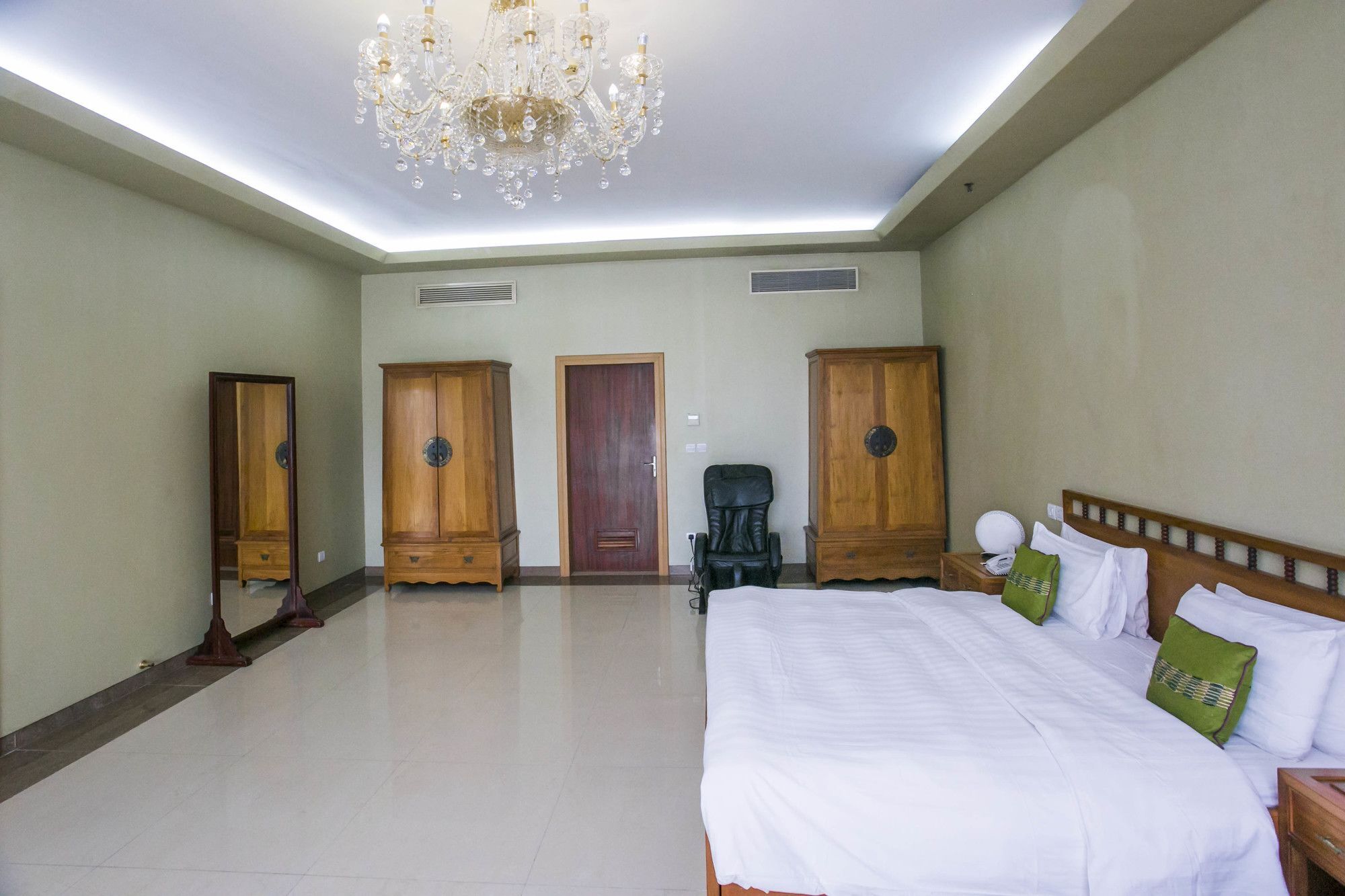 Executive Suite,915612760:JPEG